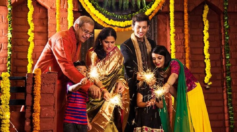 পুড়ে যাওয়া থেকে বাঁচতে যেমন সুতির কাপড় পরা, মাস্ক ব্যবহার করা, জুতো পরে বাজি পোড়ানোর মতো সতর্কতা অবলম্বন করুন (Photo collected)