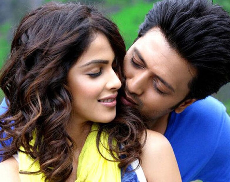 ২০০৩ সালে তুঝে মেরি কসম ছবির সেটে প্রথম দেখাতেই প্রেমে পড়েছিলেন রীতেশ দেশমুখ-জেনেলিয়া ডিসুজা৷ এর ৯ বছর পর বিয়ে করেন তারা৷ এই ছবির কথা অনেকেই ভুলে গেলেও রীতেশ-জেনেলিয়ার প্রেমকাহিনি বলিউডে চিরন্তন৷