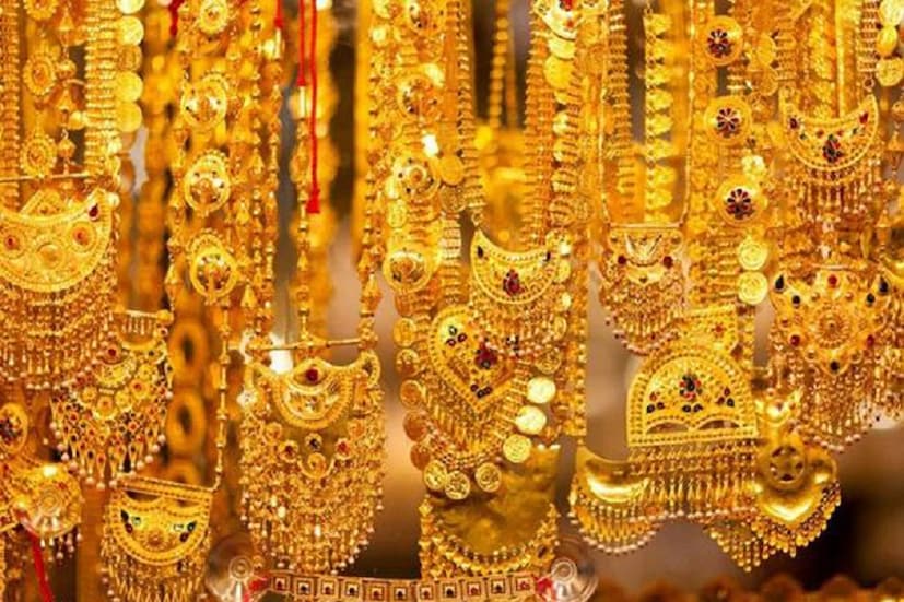 কলকাতায় ২২ ক্যারাট সোনার গ্রামের দাম ৩,১১৬ টাকা (কমেছে ৫ টাকা), ৮ গ্রাম সোনার দাম ২৪,৯২৮ টাকা (কমেছে ৪০ টাকা), ১০ গ্রাম সোনার দাম ৩১,১৬০ টাকা (কমেছে ৫০ টাকা), ১০০ গ্রাম সোনার দাম ৩,১১,৬০০ টাকা (কমেছে ৫০০ টাকা) ৷ প্রতীকী ছবি ৷