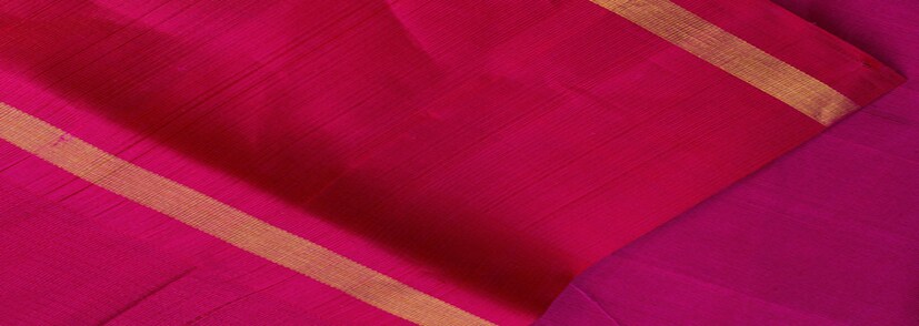 ডিটারজেন্ট দিয়ে ধোয়ার থেকে ড্রাই ক্লিনিং করাই ভালো। বিকল্প হিসেবে শ্যাম্পু কিংবা শ্যাম্পু ও ডিটারজেন্টের মিশ্রণও ব্যবহার করতে পারেন। সরাসরি সূর্যের আলোয় কখনও শাড়ি শুকোবেন না। রং নষ্ট হয়ে যাবে। Photo Source: Collected