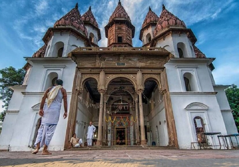নারায়ণ সান্যালের হংসেশ্বরী উপন্যাস পড়লে জানা যায় হংসেশ্বরী মন্দিরের কথা৷ হুগলির বাঁশবেড়িয়ার এই মন্দিরে দেবী পূজিত হন মা কালী রূপে৷ দীপান্বিতা অমাবস্যায় হংসেশ্বরী মন্দিরে পুজো দিলে মনবাসনা পূর্ণ হয়৷