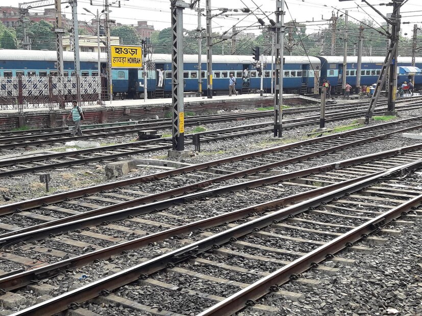 • ফলে সকাল থেকেই হাওড়া-বর্ধমান কর্ড লাইনে বিঘ্নিত হয় ট্রেন চলাচল ৷
