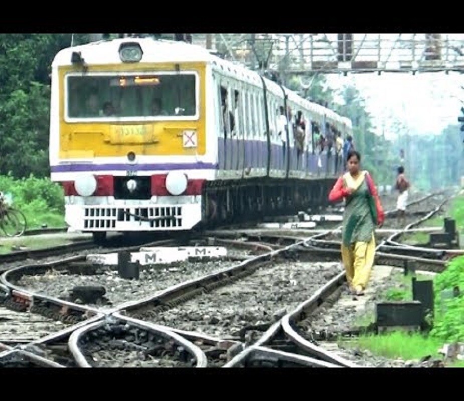 তাহলে কীভাবে টিকিট কাটবেন ? রেল সূত্রে জানা গিয়েছে, আপাতত শিয়ালদহ শাখায় পরীক্ষামূলক ভাবে চালু হচ্ছে অ্যাপ মারফত টিকিট কাটার ব্যবস্থা। ‘ইউপিএস অ্যাপ’-নামের একটি অ্যাপ চালু করতে চলেছে রেল।Photo Source: Collected তাহলে কীভাবে টিকিট কাটবেন ? রেল সূত্রে জানা গিয়েছে, আপাতত শিয়ালদহ শাখায় পরীক্ষামূলক ভাবে চালু হচ্ছে অ্যাপ মারফত টিকিট কাটার ব্যবস্থা। ‘ইউপিএস অ্যাপ’-নামের একটি অ্যাপ চালু করতে চলেছে রেল।Photo Source: Collected