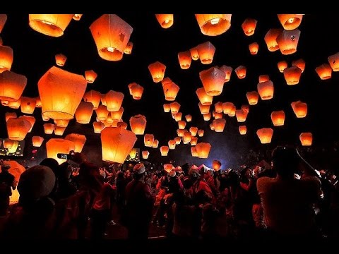 বাঁশের পাতলা কঞ্চি নিয়ে সেটা কাগজের যে পাশে খোলা আছে সে পাশে মাপমত করে একটি গোলাকার চাকতি তৈরি করুন ৷ এবার পাতলা তার দিয়ে একটি মোমবাতি যুক্ত করুন৷ মোমবাতির পরিবর্তে অন্য দাহ্য বস্তুও ব্যবহার করতে পারেন৷ বাঁশের চাকতিটি কাগজে যুক্ত করুন৷ সাবধানে আগুন দিন ৷ বাঁশের পাতলা কঞ্চি নিয়ে সেটা কাগজের যে পাশে খোলা আছে সে পাশে মাপমত করে একটি গোলাকার চাকতি তৈরি করুন ৷ এবার পাতলা তার দিয়ে একটি মোমবাতি যুক্ত করুন৷ মোমবাতির পরিবর্তে অন্য দাহ্য বস্তুও ব্যবহার করতে পারেন৷ বাঁশের চাকতিটি কাগজে যুক্ত করুন৷ সাবধানে আগুন দিন ৷