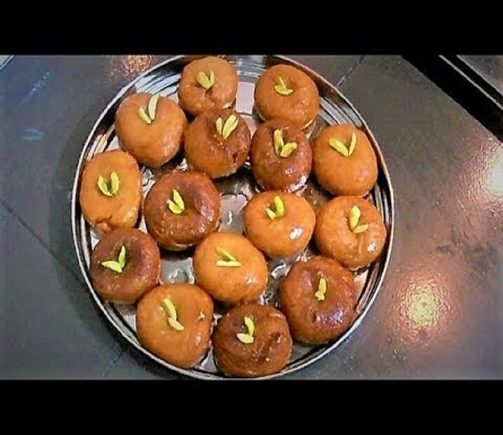 কেতাদার দোকান থেকে যতই মিষ্টি কিনুন না কেন, বাড়িতে তৈরি মিষ্টির স্বাদই আলাদা! কাজেই, আজ ভাইফোঁটায় বাড়িতেই বানিয়ে ফেলুন বাঙালির ভীষণ চেনা, ভীষণ নিজের, ভীষণ আদরের মিষ্টি বালুশাহি! বানানো কিন্তু খুবই সহজ-- Photo Source: Collected