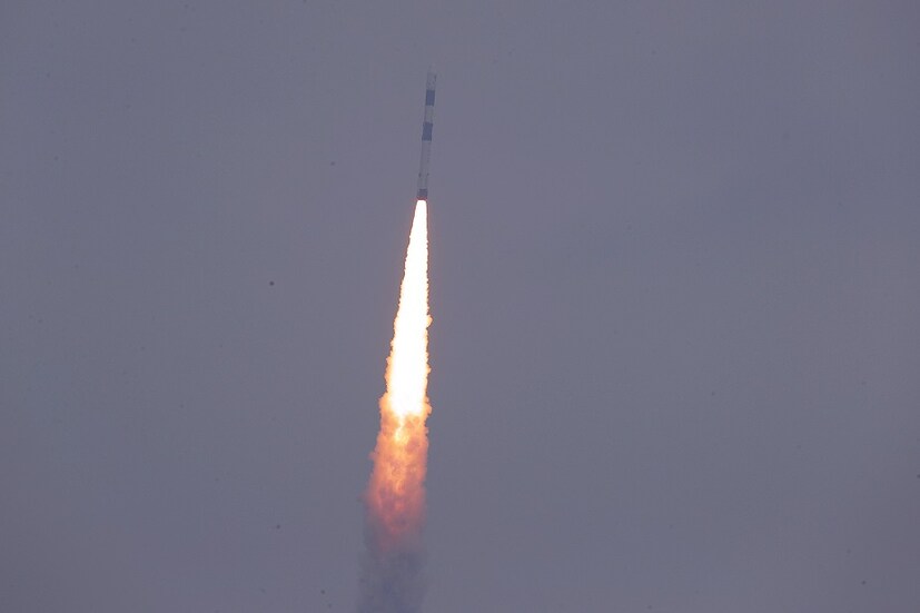 বুধবার ভোর ৫.৫৮ থেকে শুরু হয়ে গিয়েছিল পিএসএলভি-সি ৪৩’র উৎক্ষেপণের কাউন্টডাউন৷ আজ, নির্ধারিত সময়ে সকাল ৯.৫৮ বাজতেই ৩০টি স্যাটেলাইট নিয়ে মহাশূন্যে পারিয়ে দেয় ইসরোর নয়া যান৷ (Image: ISRO)