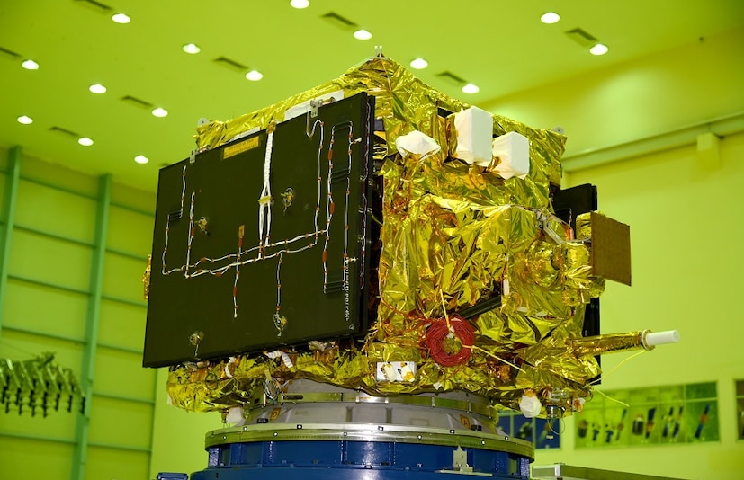 টানা পাঁচ বছর অক্লান্ত পরিশ্রম করে ইসরোর বিজ্ঞানীরা তৈরি করেছেন অপেক্ষাকৃত হালকা ৩৮০ কেজির নয়া এই উপগ্রহ৷ মহাকাশে এই উপগ্রহের আয়ুও পাঁচ বছর। (Image; ISRO)