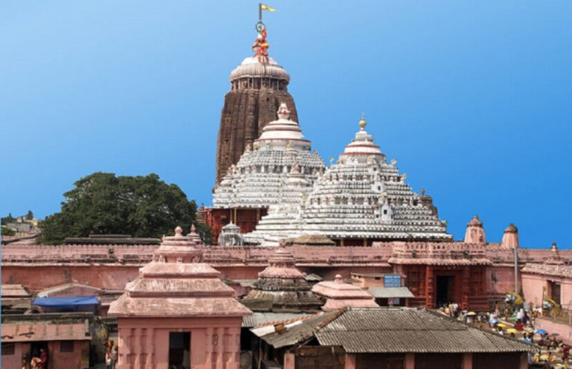 টিকিট কেটে দর্শনের নয়া নিয়মের পাশাপাশি মন্দিরের সোনা নিয়েও বড় পদক্ষেপ করেছে কর্তৃপক্ষ। ভক্তরা দেবতাকে যেসব সোনার অলঙ্কার দিয়ে থাকেন, সেই বিপুল পরিমাণ সোনা এবার ‘গোল্ড মানিটাইজেশন স্কিমে’ রাখা হবে বলে সিদ্ধান্ত নিয়েছে মন্দির কর্তৃপক্ষ।