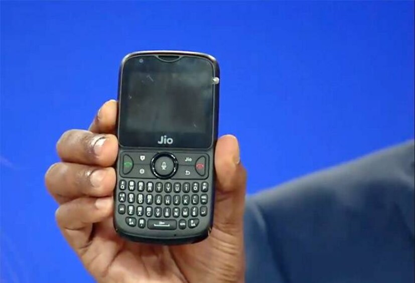 কেন কিনবেন JioPhone 2? এই ফোন কিনলে জিও-র তরফে আপনি ৪৯, ৯৯ ও ১৫৩ টাকার প্রিপেড রিচার্জ করার অফার পাচ্ছেন৷ যাতে ১ থেকে ৪২ জিবি পর্যন্ত ফ্রি ডেটা৷ ১৫৩ টাকার রিচার্জ করলে ২৮ দিনের জন্য প্রতিদিন দেড় জিবি করে ডেটা ফ্রি৷ ফ্রি ভয়েস কল, এসএমএস তো আছেই৷ 