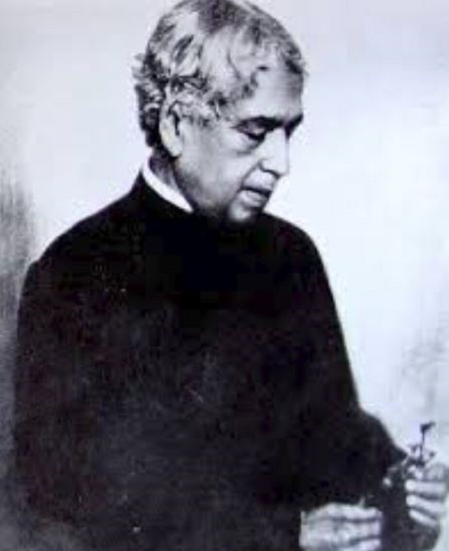 কলকাতা বিশ্ববিদ্যালয় থেকে স্নাতক হওয়ার পর তিনি পাড়ি দেন ইংল্যান্ডে ৷ সেখানে কেমব্রিজ বিশ্ববিদ্যালয়ের ছাত্র ছিলেন জগদীশ চন্দ্র বসু ৷ আপাতত পাউন্ডে কাকে দেখা যাবে, এই লড়াইয়ে অন্যান্যদের থেকে এগিয়ে রয়েছেন জগদীশ চন্দ্র বসু ও স্টিফেন হকিংস ৷ Photo Collected কলকাতা বিশ্ববিদ্যালয় থেকে স্নাতক হওয়ার পর তিনি পাড়ি দেন ইংল্যান্ডে ৷ সেখানে কেমব্রিজ বিশ্ববিদ্যালয়ের ছাত্র ছিলেন জগদীশ চন্দ্র বসু ৷ আপাতত পাউন্ডে কাকে দেখা যাবে, এই লড়াইয়ে অন্যান্যদের থেকে এগিয়ে রয়েছেন জগদীশ চন্দ্র বসু ও স্টিফেন হকিংস ৷ Photo Collected