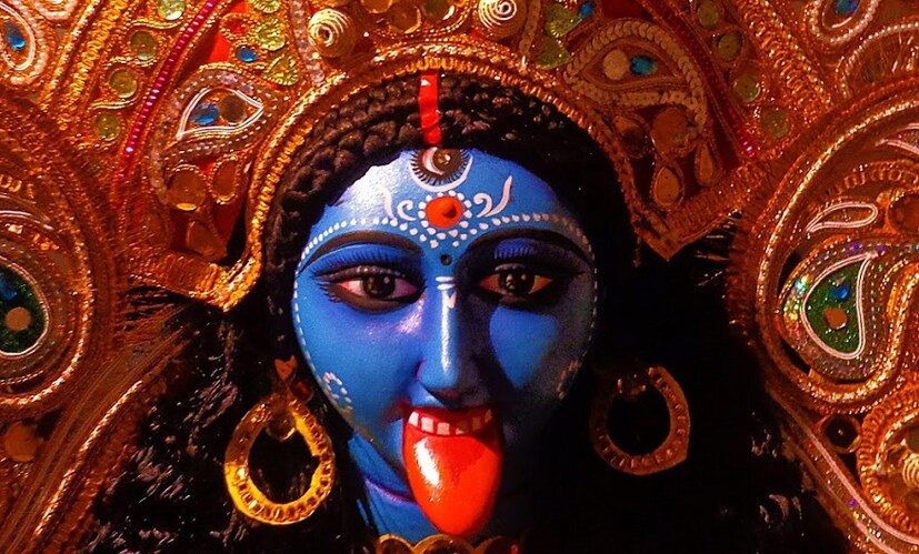 চতুর্দশীর পর দীপান্বিতা অমাবস্য়া৷ এই দিন ঘটা করে শ্য়ামাপুজো হয় দুই বাংলাতেই৷ বাঙালিরা মেতে ওঠে কালীপুজোয়৷ 
