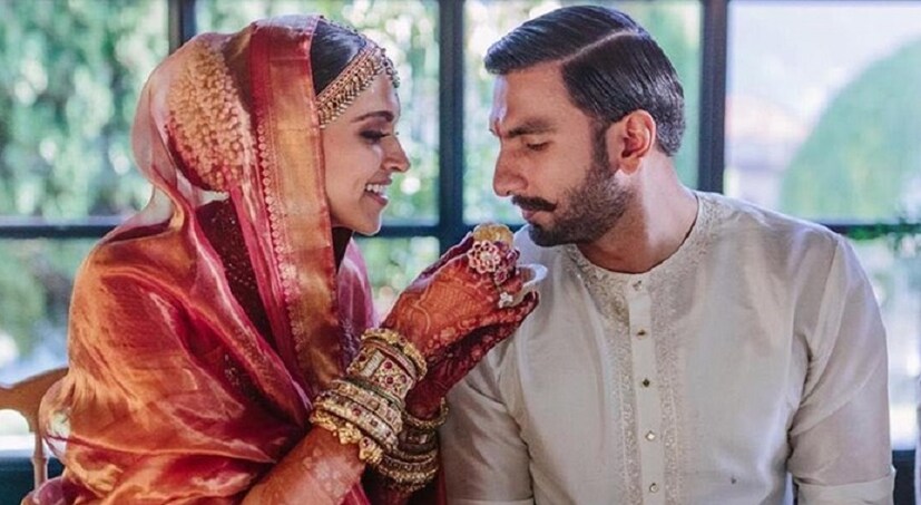 জানা গিয়েছিল দুই বিয়ের সাজেই নাকি দীপিক আপাদমস্তক হবে সব্যসাচী ব্রাইড৷ সেই অনুযায়ী কোঙ্কনি বিয়ের ছবি সামনে আসতেই বাহবা পেতে থাকেন সব্যসাচী৷ কিন্তু তারপরেই হাটে হাঁড়ি ভাঙেন তিনি৷