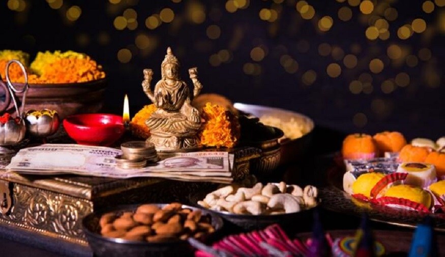 উত্সব পর্ব শুরু হয় ত্রয়োদশী থেকে৷ এই দিন ধনতেরাস৷ এই দিন ধনদেবতা কুবেরের পুজো করা হয়৷এই দিন সোনা বা কোনও ধাতু কেনা শুভ৷ তাই পুজো না করলে এই দিন সোনা কেনেন অনেকেই৷ বিশ্বাস, এই দিন যা কেনা হয় তা দ্বিগুণ লাভ হয় জীবনে৷ উত্সব পর্ব শুরু হয় ত্রয়োদশী থেকে৷ এই দিন ধনতেরাস৷ এই দিন ধনদেবতা কুবেরের পুজো করা হয়৷এই দিন সোনা বা কোনও ধাতু কেনা শুভ৷ তাই পুজো না করলে এই দিন সোনা কেনেন অনেকেই৷ বিশ্বাস, এই দিন যা কেনা হয় তা দ্বিগুণ লাভ হয় জীবনে৷
