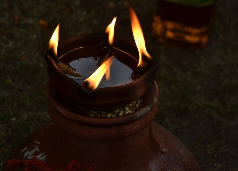 ভূত কথার অর্থ অতীত৷ দীপান্বিতা অমাবস্যার আগে চতুর্দশী তিথিতে এই রীতি পালন করা হয় বলে এর নাম ভূত চতুর্দশী৷