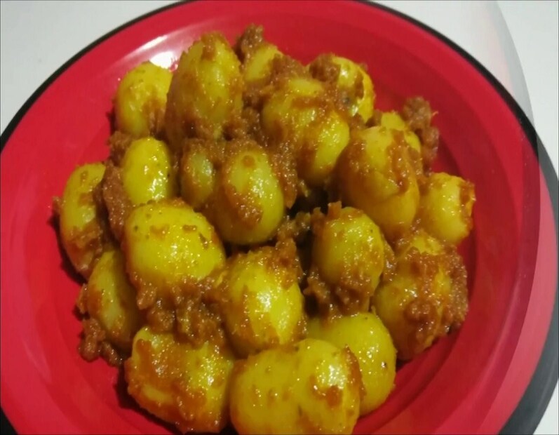  কড়াইতে ঘি গরম করে আলু ভেজে তুলে রাখুন। বাকি ঘি-তে জল, হলুদগুঁড়ো, আদাবাটা, নুন, হিং, মৌরিবাটা, বড় এলাচগুঁড়ো ও লবঙ্গ দিয়ে ফুটতে দিন।  Photo Source: Collected