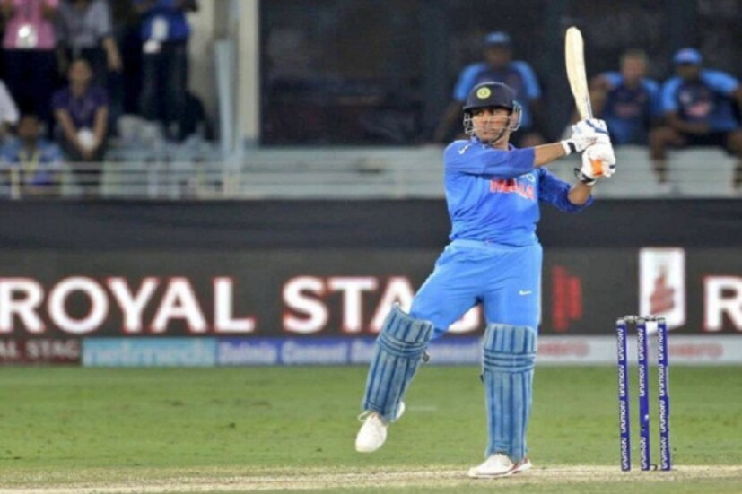 জল্পনা শুরু হতেই সাফাই দিতে নামতে হল অধিনায়ক, নির্বাচকদের। নির্বাচন কমিটির প্রধান এমএসকে প্রসাদের দাবি, ধোনির সঙ্গে তাঁর কথা হয়েছে। ঋষভ পন্থকে বেশি করে সুযোগ দিতেই মাহির এই সিদ্ধান্ত। ২০১৮-তে আইপিএল অধিনায়ক মাহির রাজকীয় প্রত্যাবর্তন। তবে মহেন্দ্র সিং ধোনির পারফরম্যান্স ক্রমেই নিম্নমুখী।