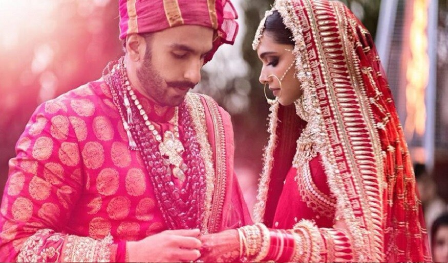 কিন্তু এই সাজেও দীপিকাকে অতিরিক্ত গয়না পরানোর জন্য আর রানি পদ্মাবতীর লুক নকল করার জন্য ট্রোলড হল সব্যসাচী৷ কিন্তু এই সাজেও দীপিকাকে অতিরিক্ত গয়না পরানোর জন্য আর রানি পদ্মাবতীর লুক নকল করার জন্য ট্রোলড হল সব্যসাচী৷