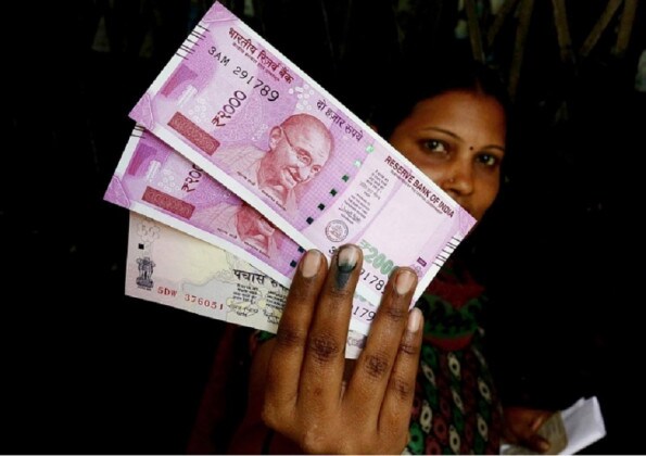 ইতিমধ্যেই চালু করে দেওয়া হয়েছে Paytm Money ৷ এর মাধ্যমে গ্রাহকরা মিউচ্যুয়াল ফান্ড কিনতে পারবেন ৷ তবে এর জন্য কেওয়াসি করাতে হবে ৷ ২০২৩ পর্যন্ত মিউচ্যুয়াল ফান্ডে বিনিয়োগ ২ কোটি থেকে বেড়ে ৫ কোটি হয়ে যাবে ৷ পেটিএম মানির সাহায্য আপনার স্মার্টফোন থেকে মিউচ্যুয়াল ফান্ড কিনতে পারবেন ৷ ইতিমধ্যেই চালু করে দেওয়া হয়েছে Paytm Money ৷ এর মাধ্যমে গ্রাহকরা মিউচ্যুয়াল ফান্ড কিনতে পারবেন ৷ তবে এর জন্য কেওয়াসি করাতে হবে ৷ ২০২৩ পর্যন্ত মিউচ্যুয়াল ফান্ডে বিনিয়োগ ২ কোটি থেকে বেড়ে ৫ কোটি হয়ে যাবে ৷ পেটিএম মানির সাহায্য আপনার স্মার্টফোন থেকে মিউচ্যুয়াল ফান্ড কিনতে পারবেন ৷