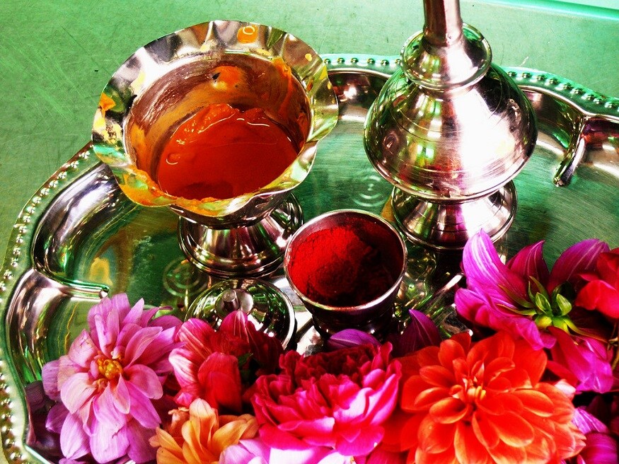 মা লক্ষ্মী বিবাহিত। তাই তো তাঁর আরাধনা করার সময় ভুলেও সাদা ফুল নিবেদন করা উচিত নয়। মা লক্ষ্মীর পুজো করার সময় যদি লাল বা গোলাপী রঙের ফুল নিবেদন করা হয়, তাহলে দেবী এতটাই প্রসন্ন হন যে ভক্তের জীবন অনন্দে ভরে উঠতে সময় লাগে না। (Photo collected) মা লক্ষ্মী বিবাহিত। তাই তো তাঁর আরাধনা করার সময় ভুলেও সাদা ফুল নিবেদন করা উচিত নয়। মা লক্ষ্মীর পুজো করার সময় যদি লাল বা গোলাপী রঙের ফুল নিবেদন করা হয়, তাহলে দেবী এতটাই প্রসন্ন হন যে ভক্তের জীবন অনন্দে ভরে উঠতে সময় লাগে না। (Photo collected)