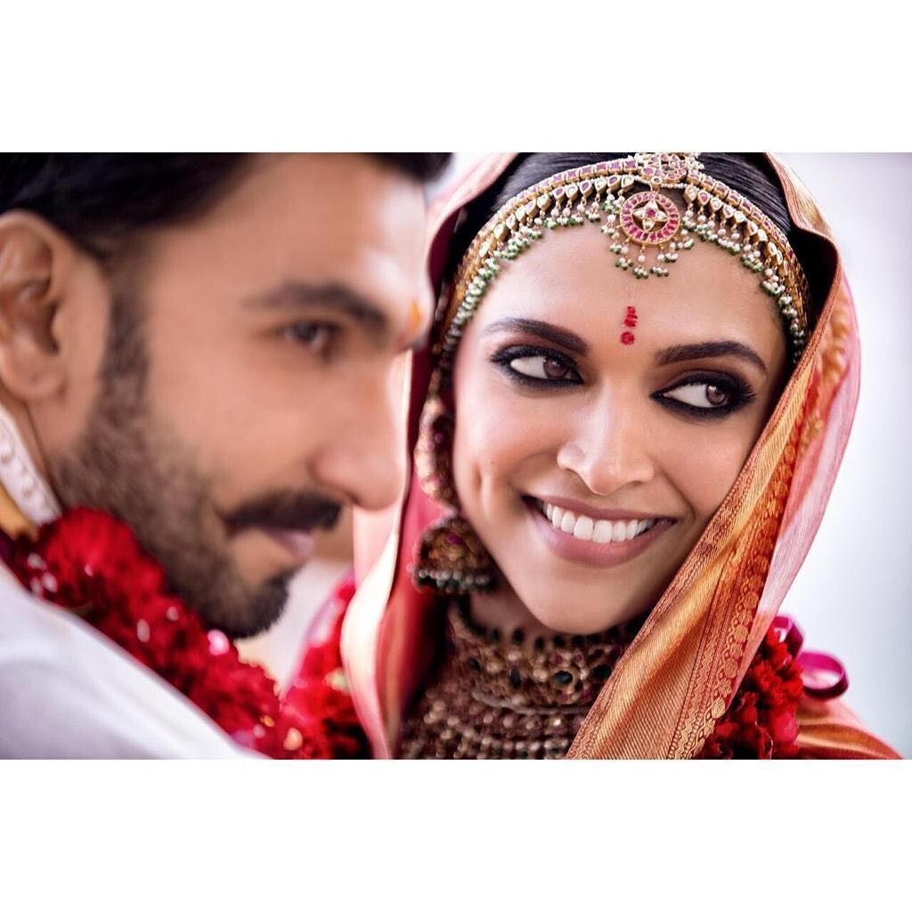 • রণবীরকে জিজ্ঞাসা করা হয়েছিল, ‘‘ইতালিতে বিয়ে করলেন কেন? আপনি কি ফেয়ারিটেলে বিশ্বাস করেন ?’’ উত্তরে রণবীর বলেন, ‘‘যেভাবে ও ভেবেছিল, আমি সেভাবে ওঁর সামনে সবটা এনে দিতে চেয়েছিলাম ৷ এটাই ছিল স্বামী হিসাবে আমার প্রথম পদক্ষেপ ৷ বিয়ে সম্বন্ধে দীপিকা যা ভাবত, চেয়েছিলাম ও সেভাবেই জিনিসটা অনুভব করুক ৷’’ • রণবীরকে জিজ্ঞাসা করা হয়েছিল, ‘‘ইতালিতে বিয়ে করলেন কেন? আপনি কি ফেয়ারিটেলে বিশ্বাস করেন ?’’ উত্তরে রণবীর বলেন, ‘‘যেভাবে ও ভেবেছিল, আমি সেভাবে ওঁর সামনে সবটা এনে দিতে চেয়েছিলাম ৷ এটাই ছিল স্বামী হিসাবে আমার প্রথম পদক্ষেপ ৷ বিয়ে সম্বন্ধে দীপিকা যা ভাবত, চেয়েছিলাম ও সেভাবেই জিনিসটা অনুভব করুক ৷’’