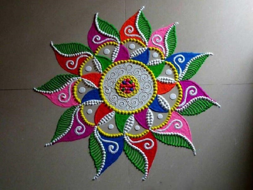 দিওয়ালির সময় সারা বাড়ি পরিষ্কার-পরিচ্ছন্ন করে সদর দরজার সামনে এবং ঠাকুর ঘরে ভাল করে আলপোনা বা রাঙ্গলী দিলে মা লক্ষ্মী বেজায় প্রসন্ন হন। ফলে গৃহস্থে দেবীর আগমণ ঘটতে সময় লাগে না। আর যে বাড়িতে মা লক্ষ্মী নিজ আসন পাতেন, সেখানে সুখ-সমৃদ্ধির ছোঁয়া লাগতেও সময় লাগে না (Photo collected) দিওয়ালির সময় সারা বাড়ি পরিষ্কার-পরিচ্ছন্ন করে সদর দরজার সামনে এবং ঠাকুর ঘরে ভাল করে আলপোনা বা রাঙ্গলী দিলে মা লক্ষ্মী বেজায় প্রসন্ন হন। ফলে গৃহস্থে দেবীর আগমণ ঘটতে সময় লাগে না। আর যে বাড়িতে মা লক্ষ্মী নিজ আসন পাতেন, সেখানে সুখ-সমৃদ্ধির ছোঁয়া লাগতেও সময় লাগে না (Photo collected)