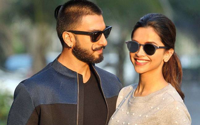 নভেম্বরের ১৪ তারিখ ইতালিতেই সম্পন্ন হবে দীপিকা ও রণবীরের মেহেন্দির অনুষ্ঠান ৷ যেখানে উপস্থিত থাকবেন বলিউডের হাতে গোণা কিছু সেলেব ৷ থাকবেন নিকট আত্মীয়রাও ৷শোনা যাচ্ছে, সব্যসাচীর মুখোপাধ্যায়ের ডিজাইন করা পোশাকেই সেজে উঠতে চলেছেন দীপিকা পাড়ুকোন ৷ তবে রণবীরের পোশাক কে তৈরি করছেন, তা নিয়ে অবশ্য এখনও কিছু জানা যায়নি ৷ নভেম্বরের ১৪ তারিখ ইতালিতেই সম্পন্ন হবে দীপিকা ও রণবীরের মেহেন্দির অনুষ্ঠান ৷ যেখানে উপস্থিত থাকবেন বলিউডের হাতে গোণা কিছু সেলেব ৷ থাকবেন নিকট আত্মীয়রাও ৷শোনা যাচ্ছে, সব্যসাচীর মুখোপাধ্যায়ের ডিজাইন করা পোশাকেই সেজে উঠতে চলেছেন দীপিকা পাড়ুকোন ৷ তবে রণবীরের পোশাক কে তৈরি করছেন, তা নিয়ে অবশ্য এখনও কিছু জানা যায়নি ৷