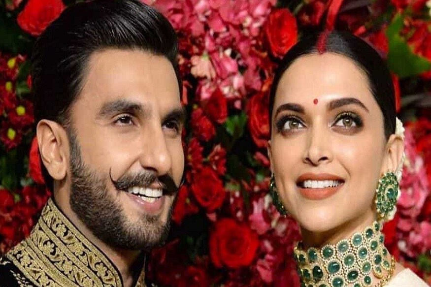 দীপিকা-রণবীরের বেঙ্গালুরু রিসেপশন হযে গিযেছে৷ ইতালিতে দুই রীতির বিয়ে পর্ব, দেশে ফিরে রিসেপশন, এয়ারপোর্ট লুক, সবকিছুতেই দীপিকা সব্যসাচী ব্রাইড৷ তাই দীপিকাকে বিভিন্ন লুকে দেখতে মুখিয়ে ছিলেন ভক্তরা৷ কিন্তু একি? দীপিকার লুক সামনে আসতেই হতাশ তারা৷ ট্রোলড সব্যসাচী৷ একঘেয়ে, নকল সাজে দীপিকাকে কেন কেন বারবার সাজাচ্ছেন ডিজাইনার? দীপিকা-রণবীরের বেঙ্গালুরু রিসেপশন হযে গিযেছে৷ ইতালিতে দুই রীতির বিয়ে পর্ব, দেশে ফিরে রিসেপশন, এয়ারপোর্ট লুক, সবকিছুতেই দীপিকা সব্যসাচী ব্রাইড৷ তাই দীপিকাকে বিভিন্ন লুকে দেখতে মুখিয়ে ছিলেন ভক্তরা৷ কিন্তু একি? দীপিকার লুক সামনে আসতেই হতাশ তারা৷ ট্রোলড সব্যসাচী৷ একঘেয়ে, নকল সাজে দীপিকাকে কেন কেন বারবার সাজাচ্ছেন ডিজাইনার?