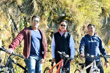 অরুণাচল প্রদেশে মন্ত্রীদের সঙ্গে সাইকেল চালালেন সলমন খান