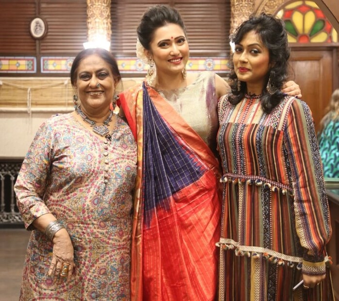 সম্পূর্ণার পোশাকের দায়িত্বে ছিলেন ডিজাইনার শর্বরী দত্ত৷ স্টাইলিং করেছেন রেশমী বাগচি৷ শুট লোকেশন- শূন্য় এবং পুরো শুটের ব্য়বস্থপনায় ছিল পিএসএস এন্টারটেিনমেন্ট৷ 