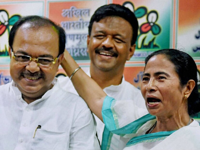 মমতা বন্দ্যোপাধ্যায়ের দীর্ঘদিনের সঙ্গী শোভন । শোভনের বদলে কানন নামেই তাঁকে ডাকা পছন্দ করতেন তৃণমূল নেত্রী । জেলাসফরে যাওয়ার সময় কাননের হাত থেকে চকোলেট খাওয়া তৃণমূল নেত্রীর দীর্ঘদিনের অভ্যাস । কিন্তু, আচমকাই সেখানে অশনি সংকেত । শোভনের আচরণে ক্ষুব্ধ ছিলেন মমতা বন্দ্যোপাধ্যায়ও ।