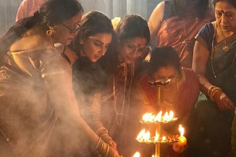• গতকাল ছিল কালী পুজো ৷ সারা দেশ মেতে উঠেছে আলোর উৎসবে ৷ বাদ গেলেন না টলিউডের হট ফেভারিট কাপলও ৷ বিয়ের পর প্রথম দীপাবলীতে মেতে উঠলেন এই সেলেব দম্পতিও ৷ ছবি: নীল রায় ৷