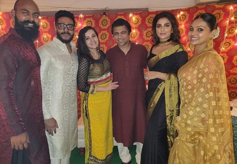 • দীপাবলীতে সাদায়-কালোয় সাজলেন রাজ-শুভশ্রী ৷ পোশাকের মধ্যে দিয়েও যেন আন্ধকার কাটিয়ে আলোর বার্তা দিলেন ৷ ছবি: নীল রায় ৷