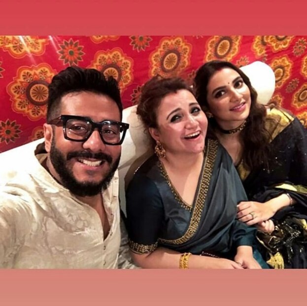 • তবে পুজোয় শুধু যোগ দিলেই হবে না, পোজ দিয়ে ছবি তোলাও চাই-ই চাই ৷ তাই বন্ধু-বান্ধবদের সঙ্গে পোজও দিলেন ৷ ছবি: ইনস্টাগ্রামের সৌজন্যে ৷