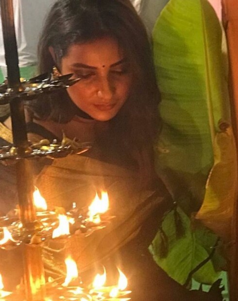 • শুভশ্রী জ্বালালেন সন্ধ্যা-প্রদীপ ৷ ছবি: ইনস্টাগ্রামের সৌজন্যে ৷