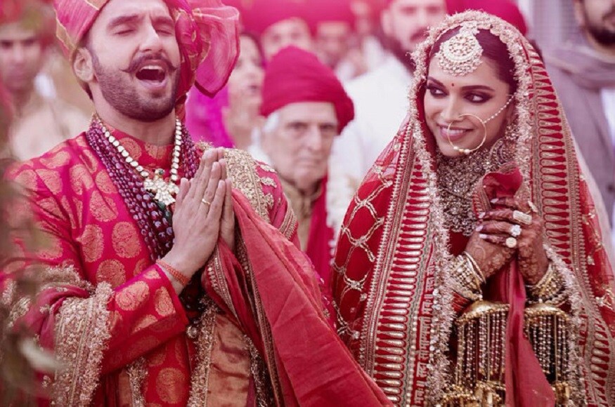 সিন্ধি বিয়ের সাজের জন্যও প্রথমে বাহবা পেয়েছিলেন সব্যসাচী৷ এই সাজ সত্যি মাথা থেকে পা পর্যন্ত ছিল তার পরিকল্পনা৷ এমনকী পোশাকও ছিল তার ডিজাইন৷ সদা সোভাগ্যবতী লেখা ওড়না নজরও কাড়ে৷ সিন্ধি বিয়ের সাজের জন্যও প্রথমে বাহবা পেয়েছিলেন সব্যসাচী৷ এই সাজ সত্যি মাথা থেকে পা পর্যন্ত ছিল তার পরিকল্পনা৷ এমনকী পোশাকও ছিল তার ডিজাইন৷ সদা সোভাগ্যবতী লেখা ওড়না নজরও কাড়ে৷