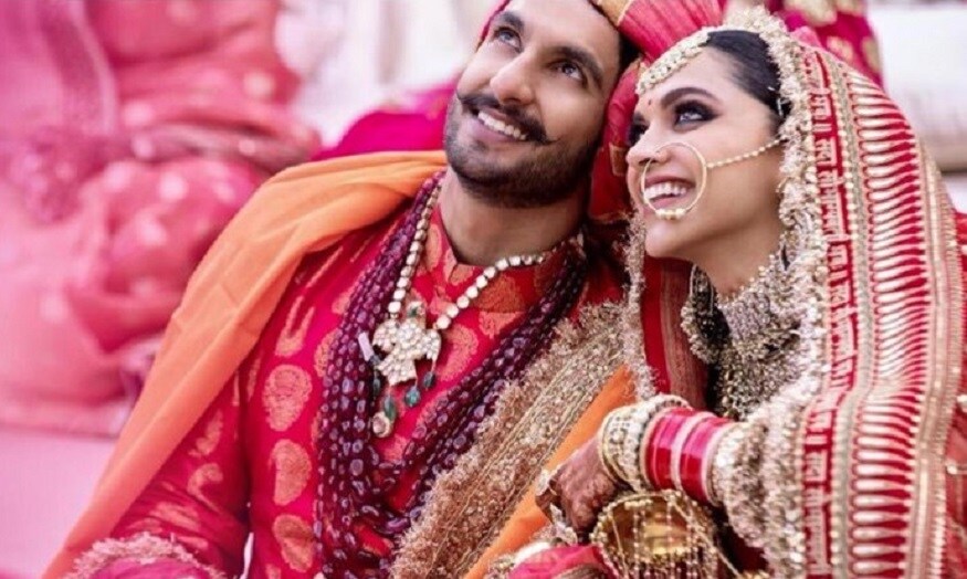 সিন্ধি বিয়েতে পুরোপুরি সব্যসাচীর উপরেই ভরসা রেখেছেন দীপিকা৷ এদিন আপাদমস্তক ছিলেন সব্যসাচী ক্রিয়েশনে৷ সিন্ধি বিয়েতে পুরোপুরি সব্যসাচীর উপরেই ভরসা রেখেছেন দীপিকা৷ এদিন আপাদমস্তক ছিলেন সব্যসাচী ক্রিয়েশনে৷