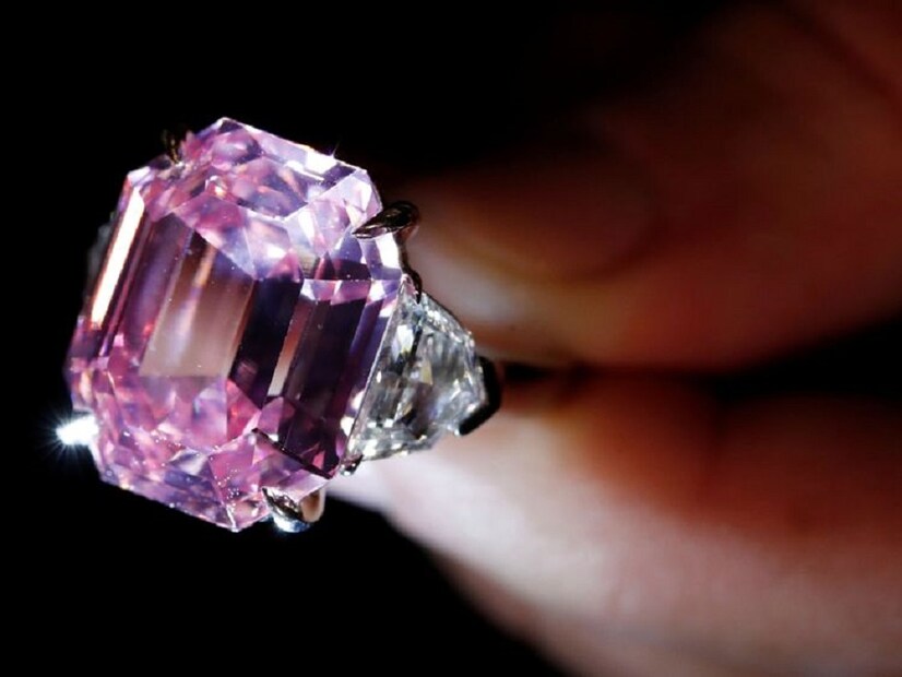 ক্রিস্টিস অকশন হাউজের মতে পিঙ্ক লেগেসি ডায়মন্ডের জন্য ৫ জন অকশনে অংশগ্রহণ করেছিলেন ৷ এদের মধ্যে হ্যারি বিস্টন সফল হয়েছে ৷ সংস্থার প্রতিনিধিরা উপস্থিত ছিলেন ৷ প্রতীকী ছবি ৷