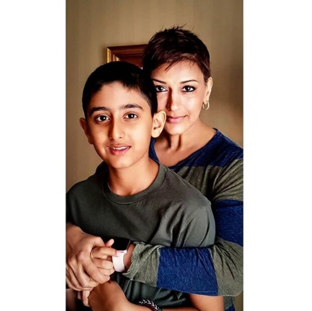 • প্রতি নিয়তই পরিবার আর বন্ধুদের সঙ্গে জড়িয়ে রয়েছেন তিনি ৷ সেই সমস্ত ছবি পোস্টও করেন সোশ্যাল মিডিয়ায় ৷ কখনও খুব কাছ থেকে মৃত্যুকে দেখেও হাল না ছাড়ার গল্প বলেন ৷ কখনও বা নেড়া মাথা নিয়েও সুন্দর থাকার আপ্রাণ চেষ্টা নজরে পড়ে ৷ ছবি: ইনস্টাগ্রামের সৌজন্যে ৷