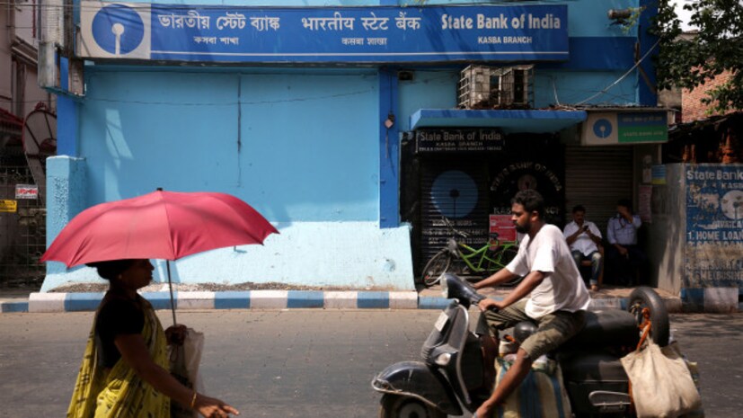 SBI Global International Debit Card, SBI Gold International Debit Card, SBI Platinum International Debit Card, sbiINTOUCH Tap &amp; Go Debit Card,  SBI Mumbai Metro Combo Card এই সমস্ত হাই লিমিট কার্ড থাকলে আপনি এটিএম থেকে ২০০০০ টাকার বেশি তুলতে পারবেন ৷