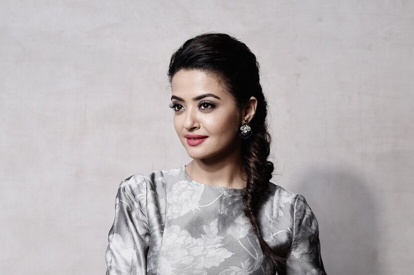  সুরভীন চাওলা একতা কাপুরের ‘কহিঁ তো হোগা' সিরিয়ালে অভিনয়ের মাধ্যমেই টেলিভিশনে অভিষেক ঘটান নিজের এবং ‘কসৌটি জিন্দগী কে' ও ‘কাজজলে'র মতো টিভি শোতেও অভিনয় করেছেন। 