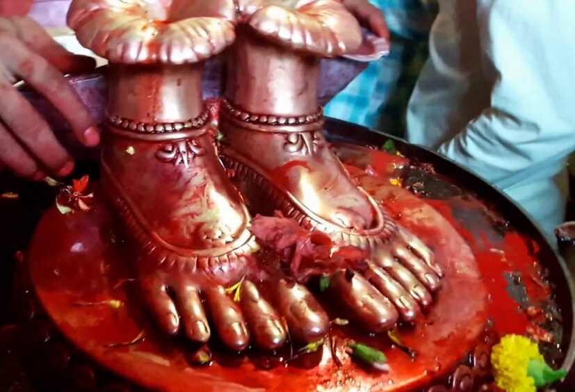 পূণ্য অর্জন করতে এদিন বিপুল সমাগম হয় তারাপীঠে৷ দক্ষযজ্ঞের সময় এখানেই পড়েছিল সতীর চোখের মণি৷