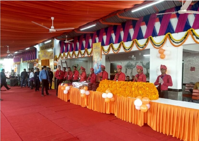 রামায়ন ৷ দেশের এই পৌরাণিক কাহিনীর সঙ্গে ওতোপ্রতোভাবে জড়িয়ে রয়েছে শ্রীলঙ্কা ৷ তবে, মানচিত্রের ভেদাভেদে শ্রীলঙ্কা এখন বিদেশ ৷ বিমানে চেপে যাওয়া ছাড়া উপায়ও নেই শ্রীলঙ্কা যাওয়ার ৷ কিন্তু এবার আপনি রামায়ন এক্সপ্রেসে চরেই করতে পারেন শ্রীলঙ্কা সফর ৷ দিল্লির সফেদরঞ্জন স্টেশন থেকে ছাড়বে শ্রীরামায়ন এক্সপ্রেসে চরে যাওয়া যাবে শ্রীলঙ্কা ৷ ১৪ নভেম্বর থেকেই শুরু হবে শ্রীরামায়ন এক্সপ্রেসের যাত্রা ৷ 
