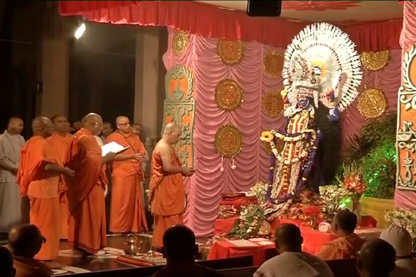 আগুনের পরশমণি ছোঁয়াও প্রাণে এ জীবন পূর্ণ হোক ৷