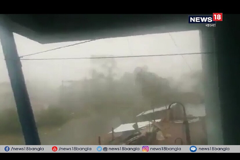 নীচু এলাকায় জল দাঁড়িয়েছে, বেশ কয়েকটি গ্রামের ঘরবাড়ি বিপন্ন হয়েছে ৷ স্কুল কলেজের ছুটি ঘোষণা করেছে প্রশাসন ৷