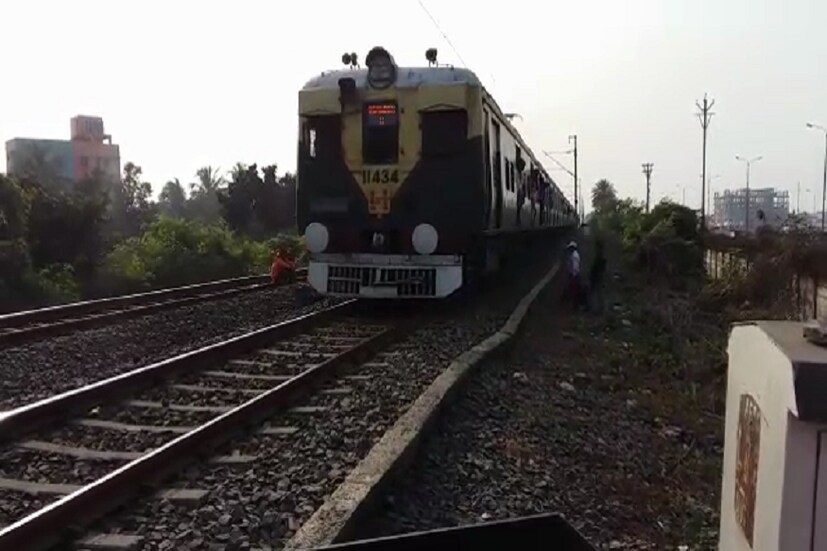 ঘটনা জেরে ডানকুনি-শিয়ালদহ শাখায় ধীর গতিতে চলছে ট্রেন ৷