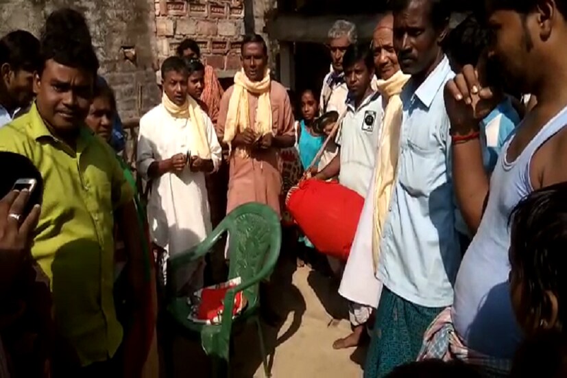তাই দেখেই এলাকায় উৎসাহী মানুষের সংখ্যা ছিল দেখার মত ৷ আশপাসের গ্রামের লোকেদের উন্মাদনা ছিল দেখার মত ৷