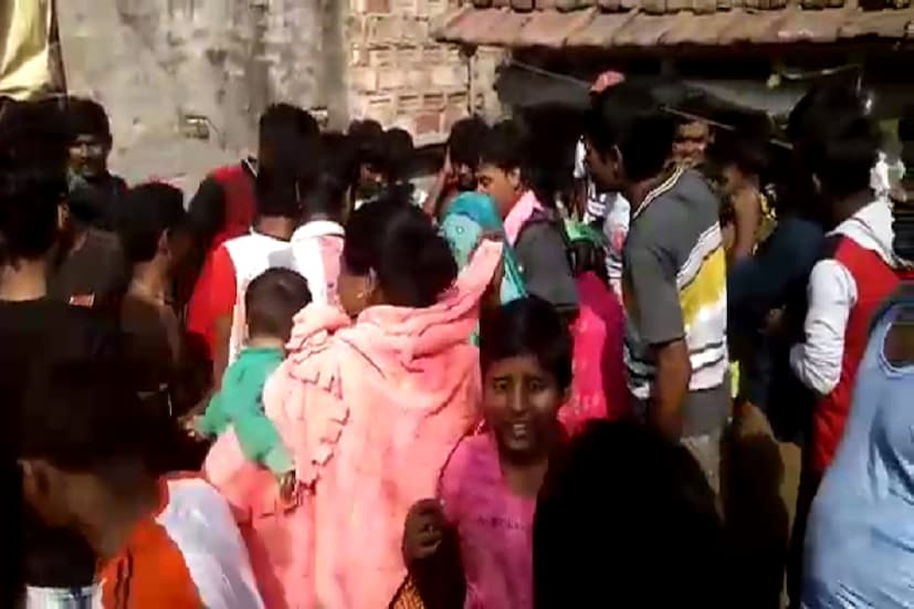 গ্রামের পুকুরে ঝিনুক পান এক ব্যক্তি ঝিনুকের গণেশের মূর্তি দেখেছেন গ্রামের লোকেরা ৷