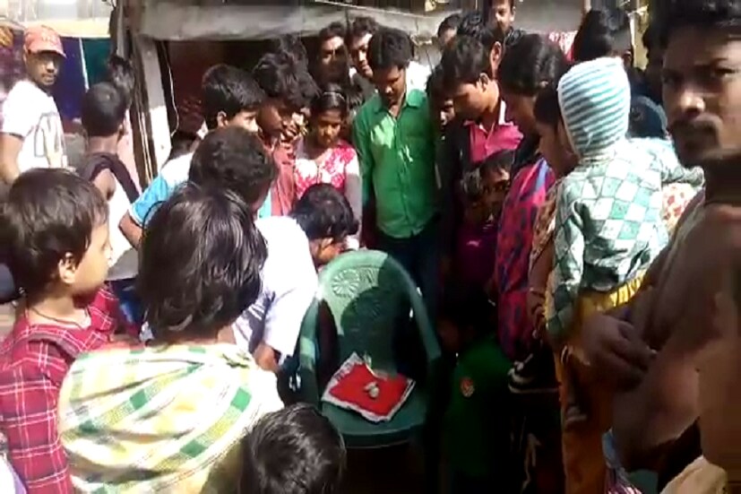 এরপরেই ঝিনুকের সামনে পূজার্চনা, কীর্তন করতে দেখা গিয়েছে স্থানীয়দের ৷ 