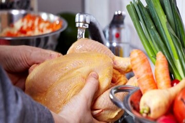 বাজার থেকে এনেই মাছ-মাংস ধুয়ে ফেলেন? বড়সড় ভুল করছেন