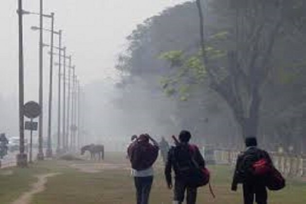 এখনও থমকে শীত। আরও বাড়ল সর্বনিম্ন তাপমাত্রা। স্বাভাবিকের থেকে দু-ডিগ্রি বাড়ল তাপমাত্রা । আজ কলকাতার সর্বনিম্ন তাপমাত্রা ১৯.১ ডিগ্রি সেলসিয়াস। রাজ্যে ঢুকছে পূবালি হাওয়া। সেই হাওয়ায় ভর করে ঢুকছে জলীয় বাষ্পও। তার জেরেই বাড়ছে তাপমাত্রা । রবিবার থেকে বইতে পারে উত্তুরে হাওয়া। এখনও থমকে শীত। আরও বাড়ল সর্বনিম্ন তাপমাত্রা। স্বাভাবিকের থেকে দু-ডিগ্রি বাড়ল তাপমাত্রা । আজ কলকাতার সর্বনিম্ন তাপমাত্রা ১৯.১ ডিগ্রি সেলসিয়াস। রাজ্যে ঢুকছে পূবালি হাওয়া। সেই হাওয়ায় ভর করে ঢুকছে জলীয় বাষ্পও। তার জেরেই বাড়ছে তাপমাত্রা । রবিবার থেকে বইতে পারে উত্তুরে হাওয়া।